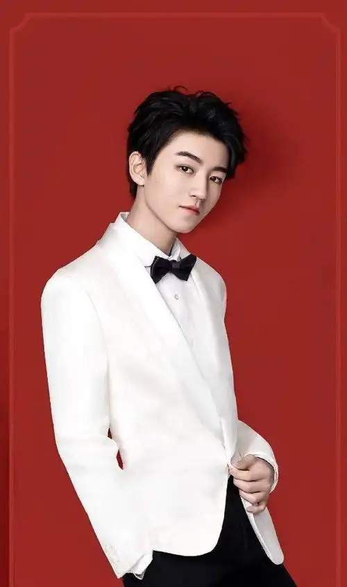 王俊凯白色系穿搭风度翩翩的高贵小王子