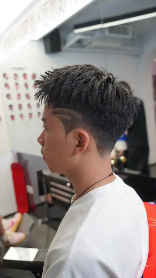 锥形鬓角线条雕刻
#男士 #barber