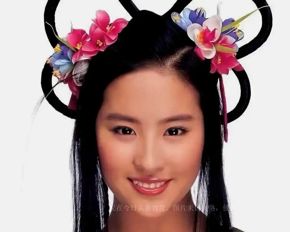 刘亦菲当年头戴鲜花,漂亮,但有点艳俗,但她戴花环如仙女一样