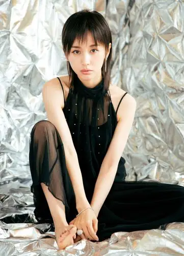 王子文曳地黑裙小露香肩 唱《姐妹》捐车队热心助慈善