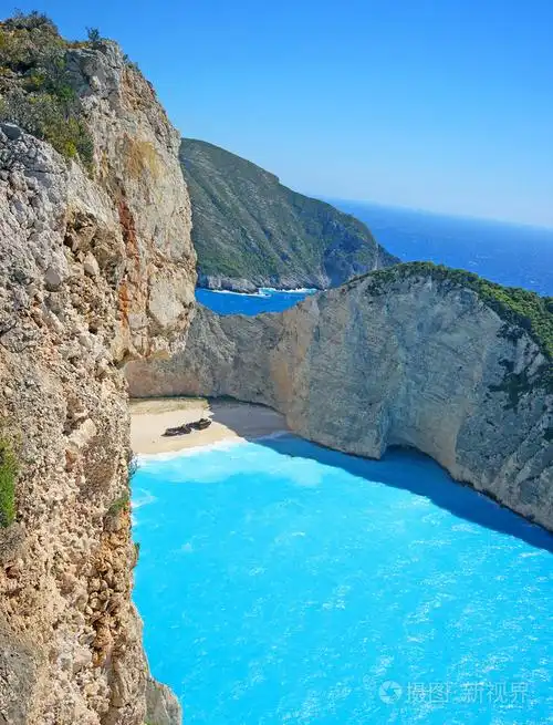 美丽的 navagio 海滩-沉船海滩在希腊扎金索斯岛上的视图