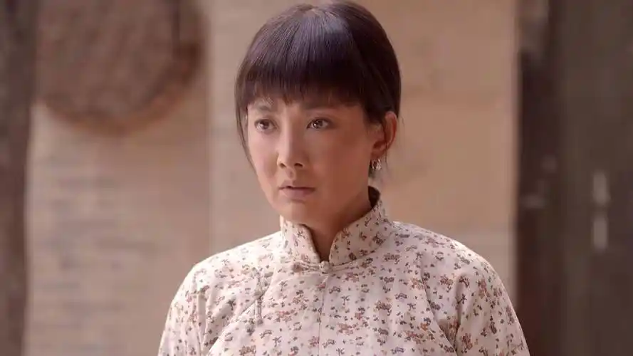 《平凡之路》戏内是郭麒麟妈妈,戏外春晚常客,被圈外老公宠上天_牛莉