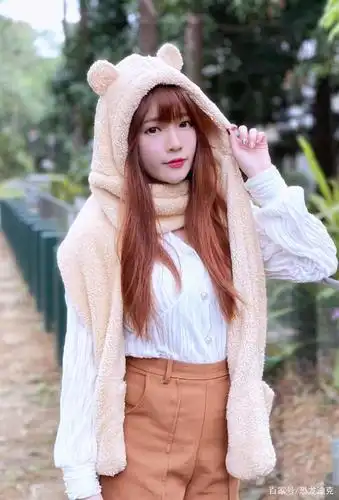 女孩甜美的样子惹人爱,可爱的样子惹人怜