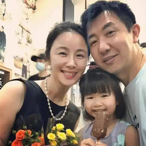 生活贫困的鄢颇李呈媛结婚多年,感情始终甜蜜.