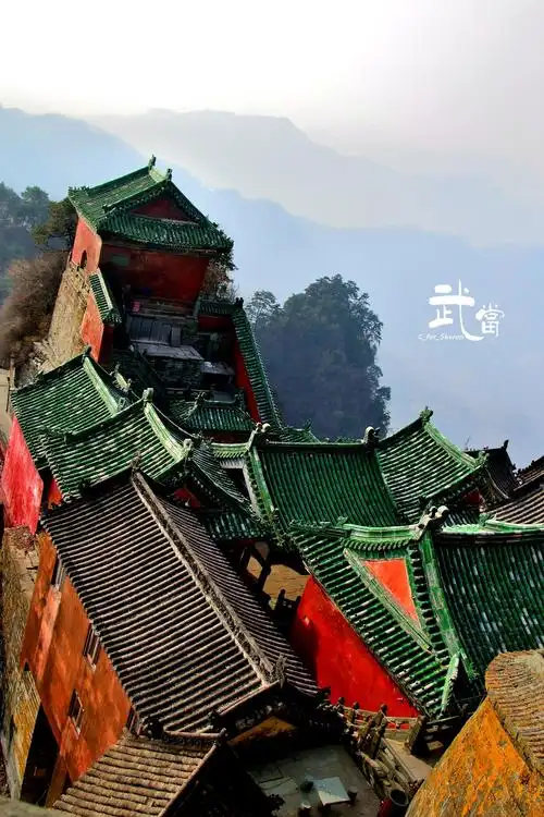 南天门传说南天门是进入天宫的第一重大门,人们一提到南天门,马上就能