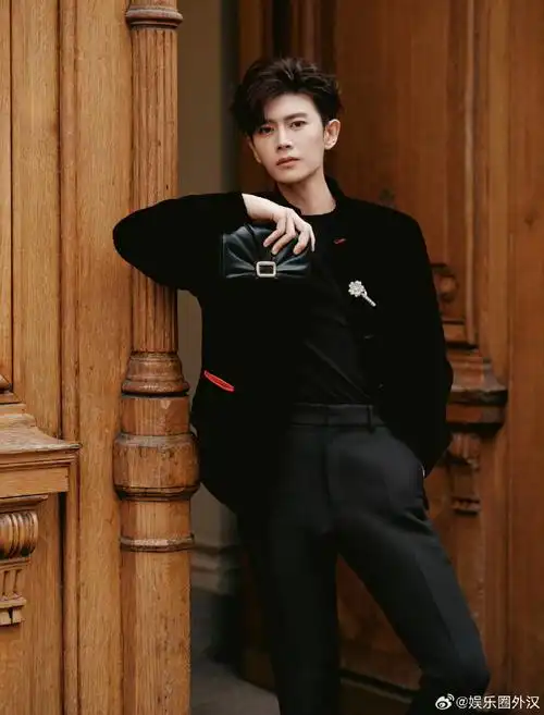 任嘉伦巴黎街头随拍##任嘉伦巴黎街头大片