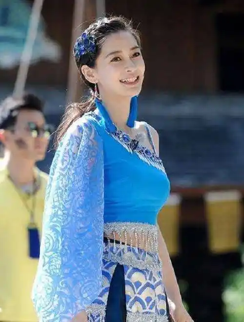 关晓彤和baby穿旗袍同台,你认为俩人谁更养眼呢?_杨颖_身材_王牌