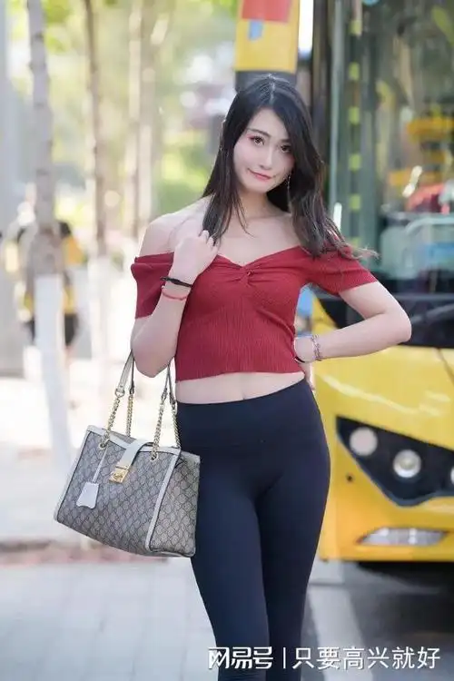 微胖小姐姐红色一字肩搭配黑色紧身裤显得时尚又有气质