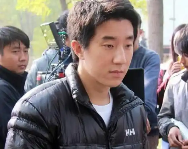 成龙儿子又出事!37岁房祖名不争气,65岁的成龙也是无奈了!