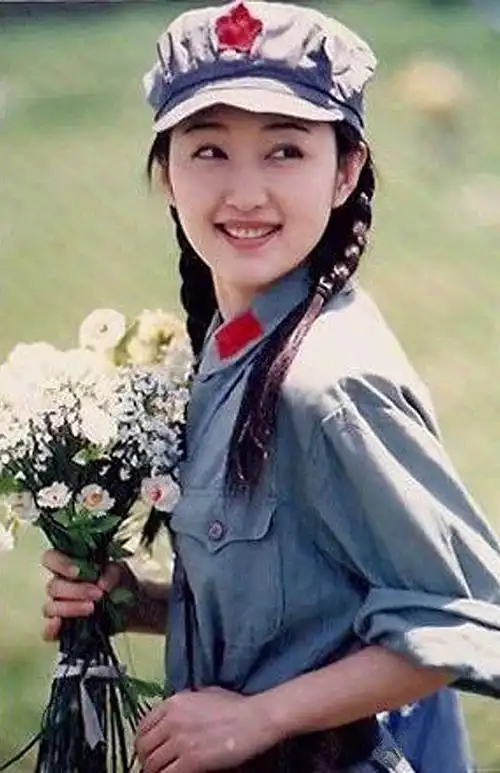 杨钰莹2001年为缅怀方志敏烈士拍摄的mv花絮军装照好美