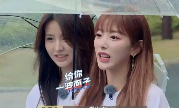 可是只有孔雪儿的上衣是向上卷的,而且还露出了自己的腹肌