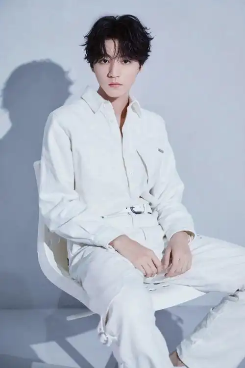 王俊凯白色工装帅气写真图片16