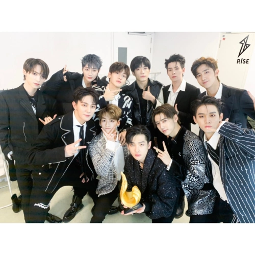 r1se翟潇闻粉丝名和应援色是什么? - ?