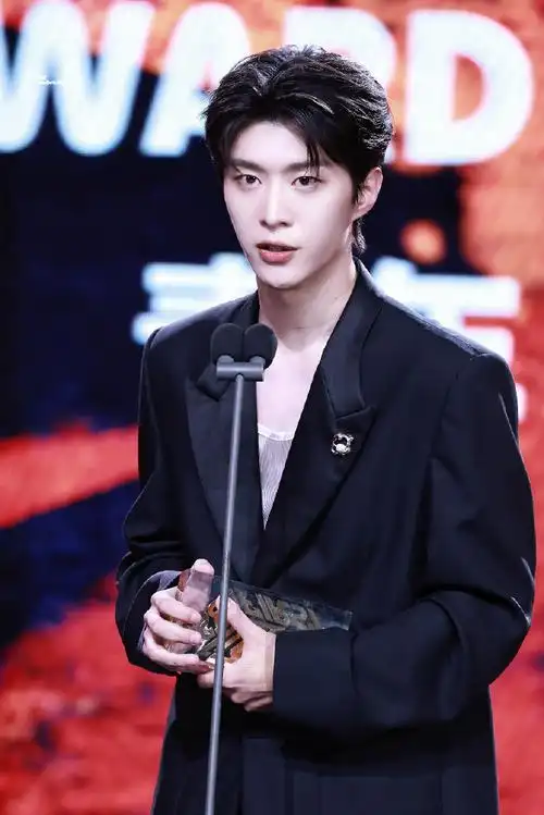 范丞丞飘带黑西装