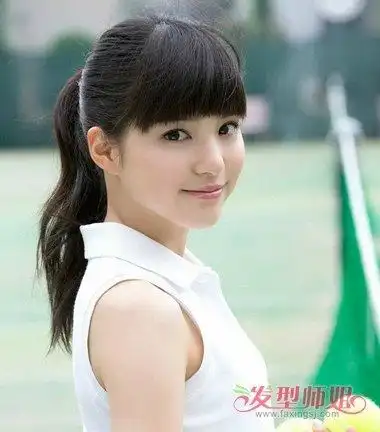 学生范儿无刘海马尾辫发型,将头发梳的很光洁,刚好固定在发旋位置,用