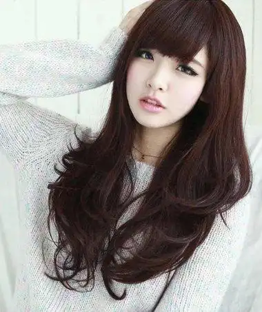 女生斜刘海内扣齐肩发发型,斜刘海发型有着空气感的碎发线条,齐肩发