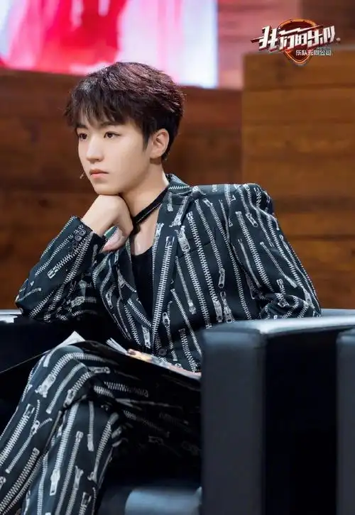 王俊凯choker西装造型