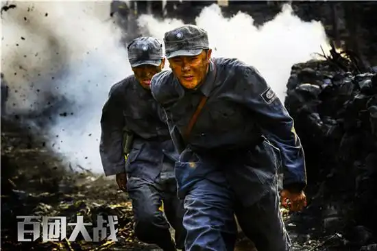 《百团大战》上映 印小天军装style纯爷们