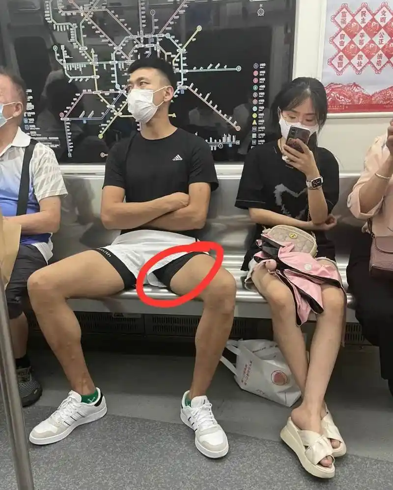 这是短裤的正确穿法吗?[三哈]