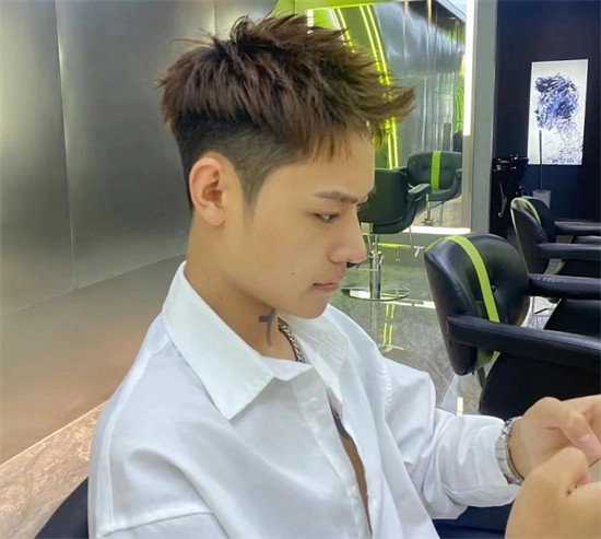 男生都在剪的前刺发型 今年男生短发趋势公开