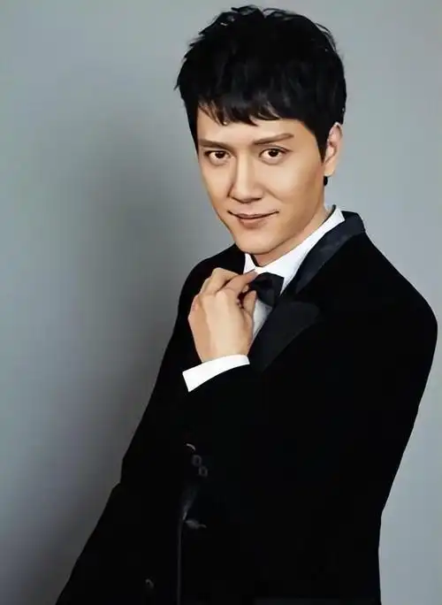 冯绍峰公开表白,亲密照片曝光引热议,网友:恭喜找到最值得爱的