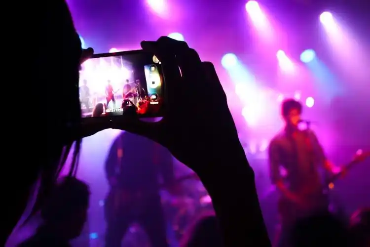 现场音乐音乐会乐队女孩拍照4k图片