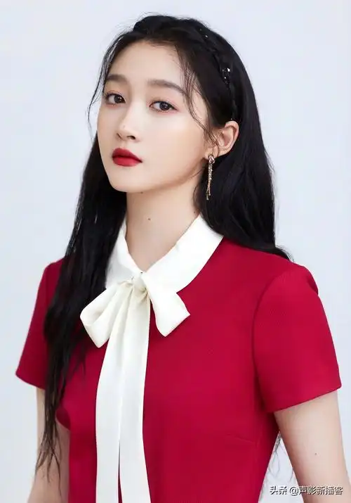 以女童星身份出道的关晓彤凭借萌气和可爱迅速在电视荧幕上走红,她也