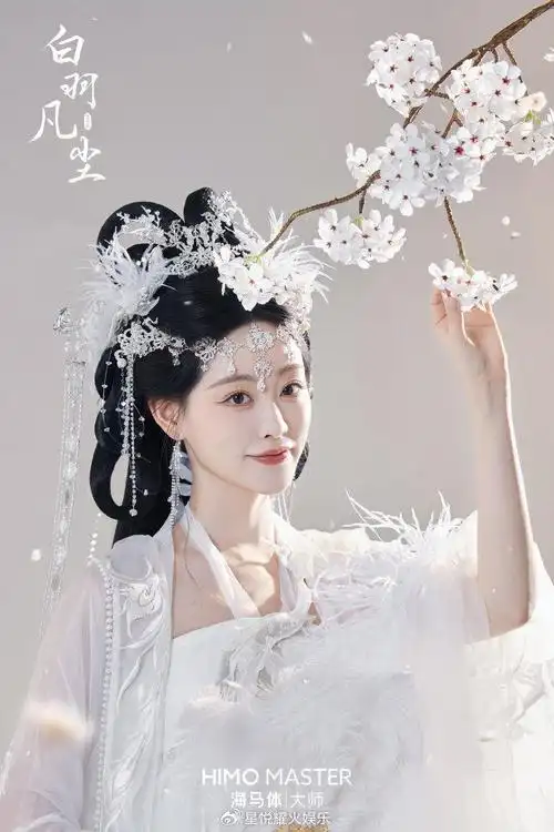 这组国风写真中,祝绪丹身着多款古装服饰,搭配不同头饰,每一款都展现