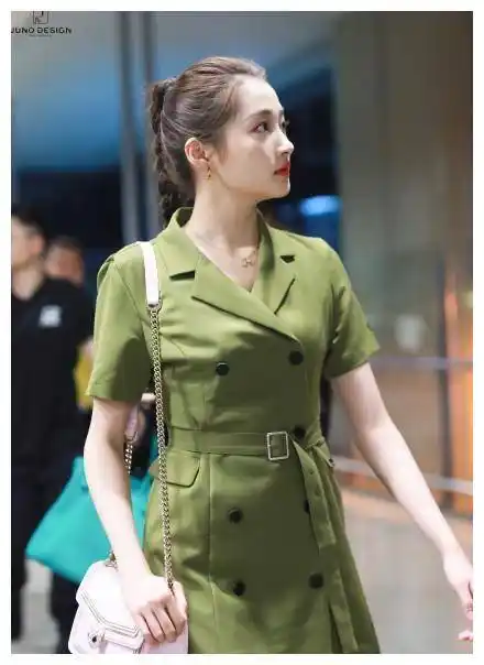 原创关晓彤提2万8香包走机场军绿连衣裙太职场22岁就这么成熟