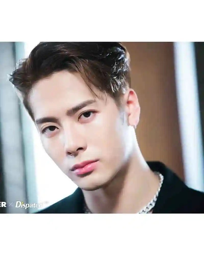 王嘉尔脖戴大粗链子,大背头发型"帅出天际"