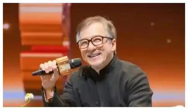 成龙70岁近照曝光视觉新作引发广泛关注