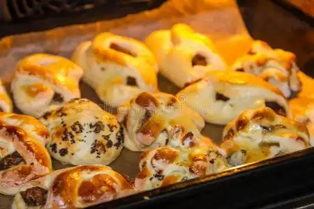 烘焙点圆形的小面包或点心向一b一king纸为e一ster照片