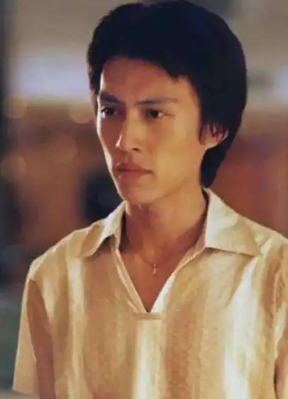 忍了18岁黄渤,18岁张卫健,看到18岁的雷佳音,我真憋不住了