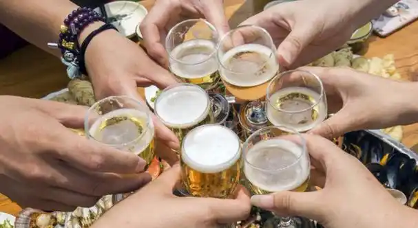 亲朋聚餐要喝酒,职场饭局要喝酒,在各种各样的饭桌上,白酒已经成了必