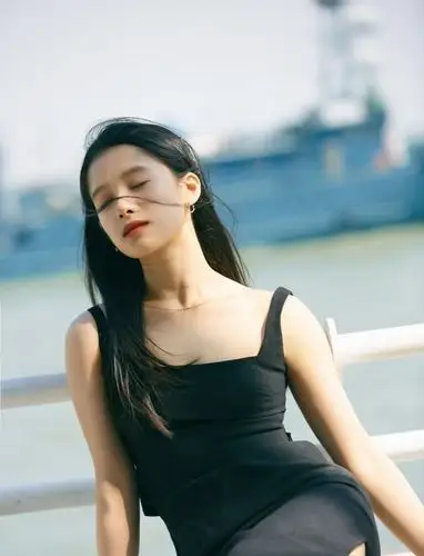 彭昱畅绯闻女友张婧仪太可穿黑色吊带凸显好身材