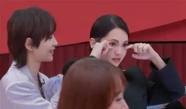 有些不知所措,难过的心情表露无疑,察觉她情绪的周笔畅也赶紧上前安慰