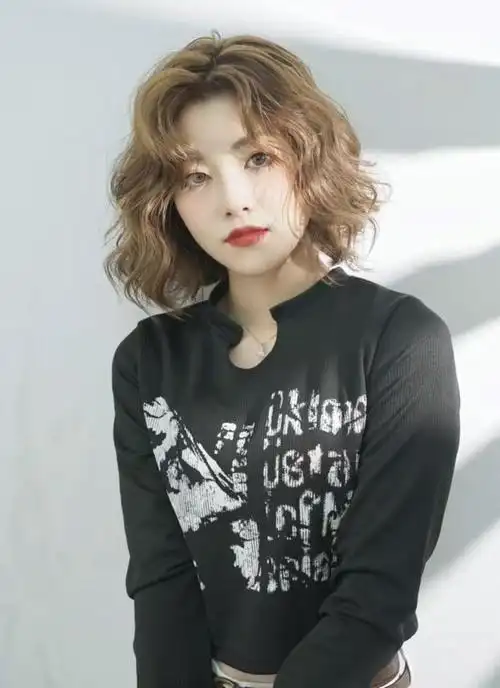 女人上了年纪一定得远离这4种发型不仅大妈感十足还很显老