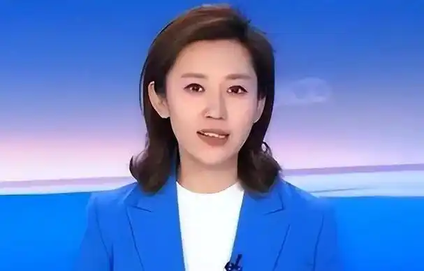 "新闻联播"女主播露出诡异微笑,评论区炸开锅!