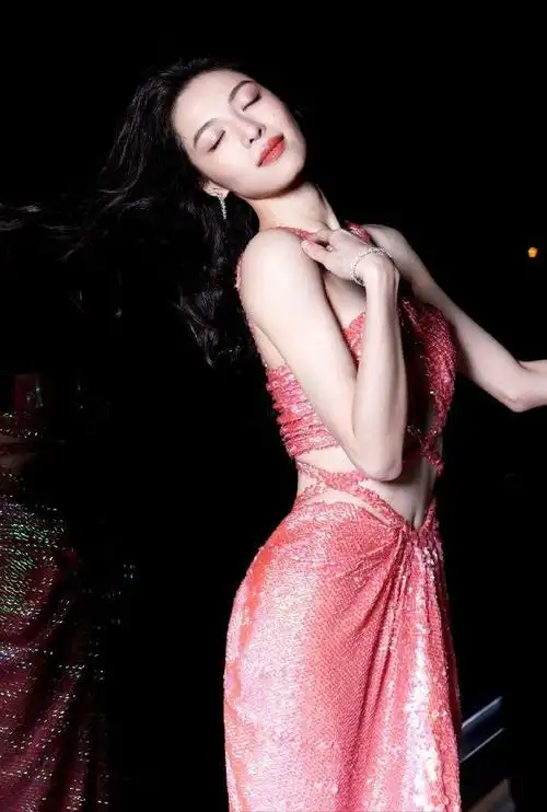 pb-钟楚曦:粉红高定包裹曼妙身姿,每一寸肌肤都在诉说着故事!