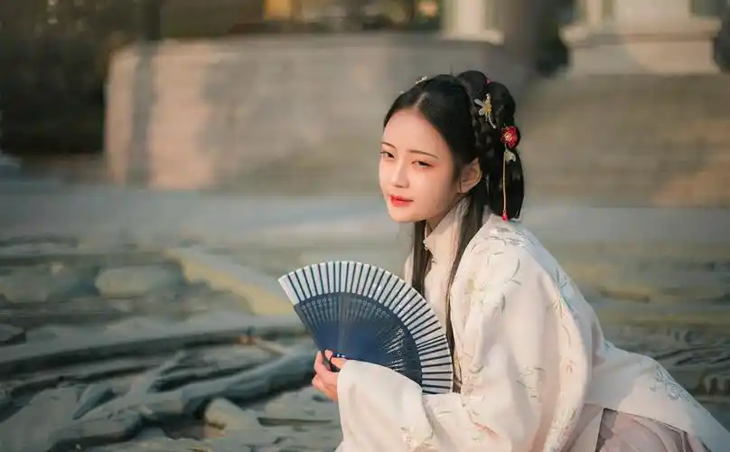 清泪浥罗巾,各自消魂,一江离恨恰平分,古风汉服原创诗词