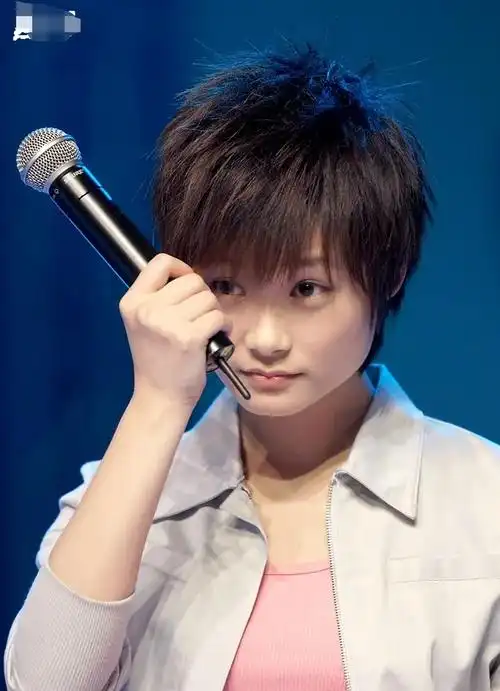 被骂不男不女被喊春哥,超女冠军出道的李宇春