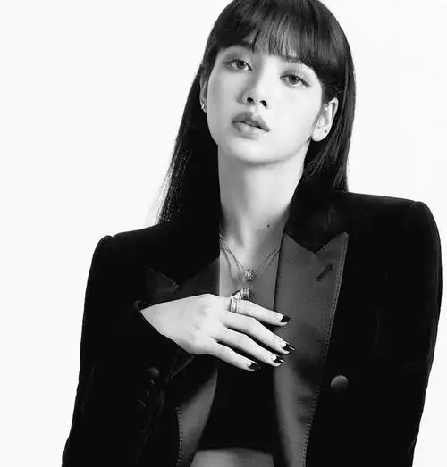 lisa换发型了!铁刘海从未改变