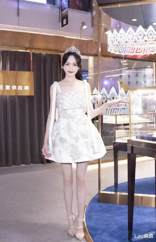 唐嫣真是绝了,穿"90度鞋"仅靠三个圆圈固定,却还能秀直线腿|高跟鞋