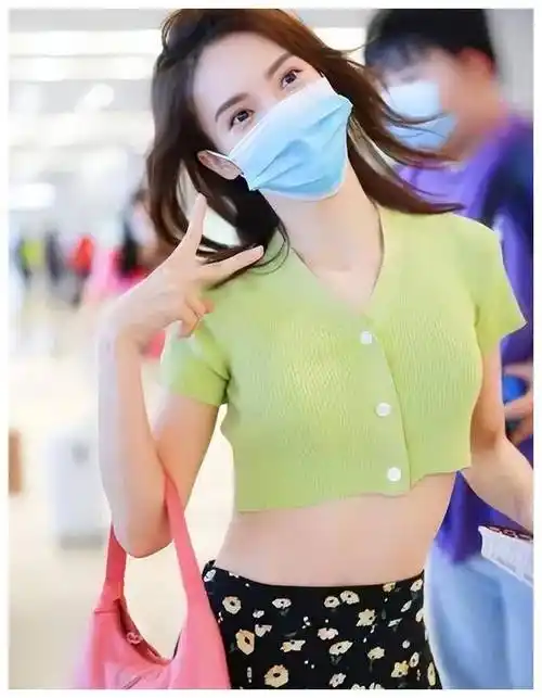 金晨国外与网友合照网友惊呆,大胆吊带着她33岁金晨的敢穿风采_时尚_