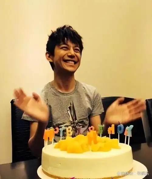 生日祝福的数量堪称惨淡,毕竟往年何炅的生日动态下可谓群星云集,无论