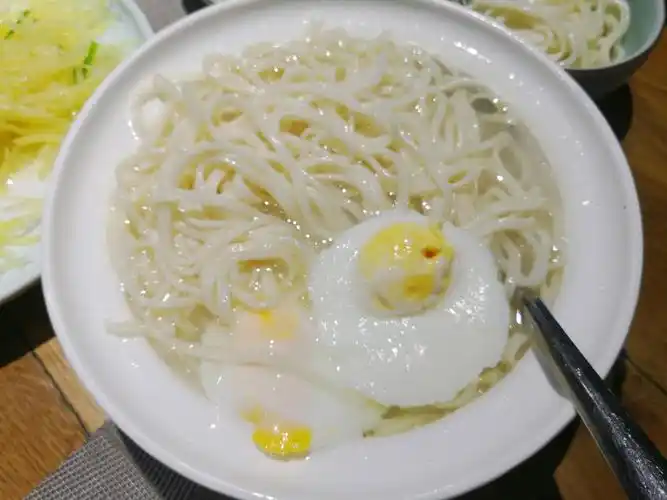 白鹭湾巢餐厅给最小业主送上荷包蛋长寿面,祝陈爱林生日快乐