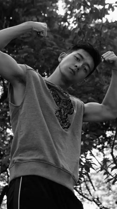 李现 画册写真 腹肌我真的可以!!|腹肌|李现|画册_新浪新闻