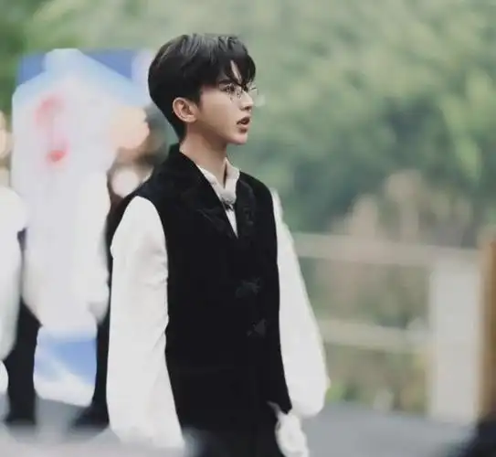 如果仔细看,强力美颜之后的蔡徐坤很像另一位男星,那就是张子枫的绯闻