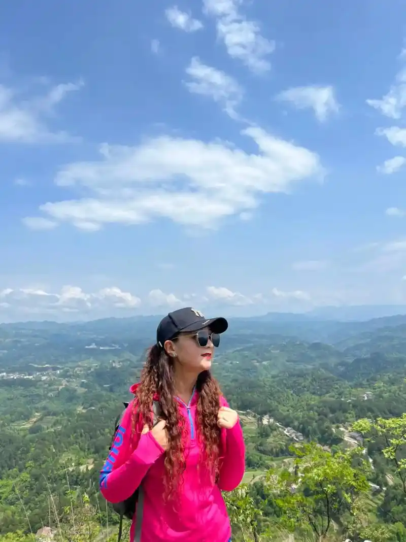 登上山顶看美景 天空那么蓝,景色那么美,我恰好路过,你恰好 - 抖音