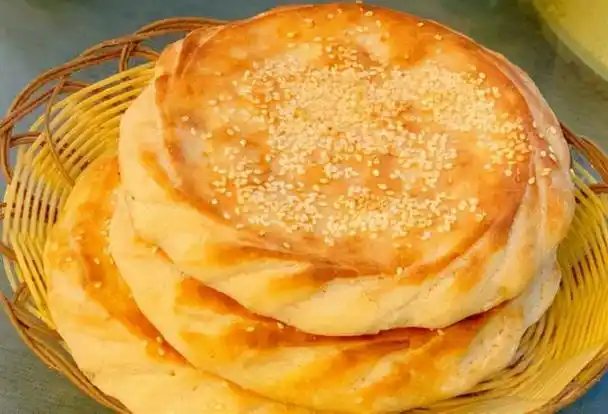 高炉烧饼是河南开封地方传统名吃,历史悠久,有上千年的历史.